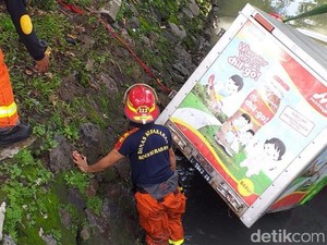 Rem Blong, Motor Roda Tiga Tercebur Sungai di Surabaya