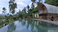 Sisi luar kamar, ada sebuah kolam renang dan dapat dinikmati wisatawan sambil melihat pemandangan perkampungan di Ciwidey (Wisma Putra/detikTravel)