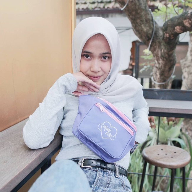 Senang bergaya simple, Indy juga memulai bisnis di usia muda. Ia membuat totebag yang akan segera diluncurkan. Tertarik berbisnis di usia muda seperti Indy? Foto: Instagram/Indyratnap