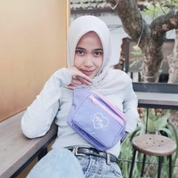 Senang bergaya simple, Indy juga memulai bisnis di usia muda. Ia membuat totebag yang akan segera diluncurkan. Tertarik berbisnis di usia muda seperti Indy? Foto: Instagram/Indyratnap