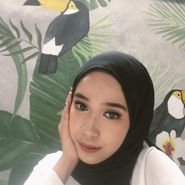 Tak jarang, makhluk halus masuk ke badan Indy untuk berkomunikasi. Mereka menyebut proses itu sebagai mediasi bukan kerasukan. Bahkan, hantu kuntilanak pernah masuk ke tubuhnya. Foto: Instagram/Indyratnap