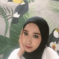 Tak jarang, makhluk halus masuk ke badan Indy untuk berkomunikasi. Mereka menyebut proses itu sebagai mediasi bukan kerasukan. Bahkan, hantu kuntilanak pernah masuk ke tubuhnya. Foto: Instagram/Indyratnap