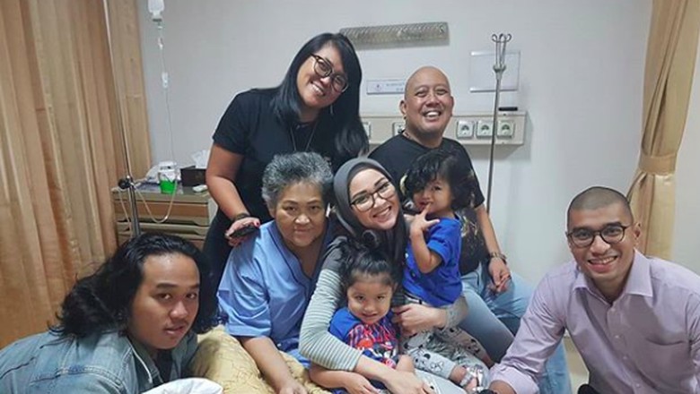 Keluarga Indro Warkop/ Foto: instagram @hada9 Keluarga Indro Warkop/ Foto: instagram @hada9