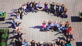 Kumpulan karyawan yang kompak berpose dengan formasi huruf G. (Foto: Instagram/lifeatgoogle)