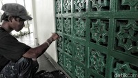 Warna warna hijau, kuning, dan merah mendominasi di setiap bagian atau bahkan dekorasi dan ornamen di Musala Babah Alun.