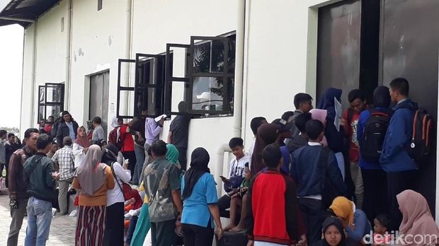 Pemohon KTP Membeludak, Dukcapil Bojonegoro Tutup Lebih Awal