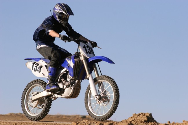 Berdasarkan riset yang dilakukan Yamaha Japan dan Tohoku University, naik sepeda motor sambil ngebut bisa membuka area-area yang tertutup pada otak. Sehingga meningkatkan tingkat konsentrasi dan pemrosesan informasi. Ngebut saat naik motor juga dipercaya bisa mencegah penuaan otak dan meningkatkan IQ. Foto: iStock