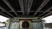 Sebuah masjid berdiri di bawah kolong tol. Masjid bergaya arsitektur China ini dibangun oleh seorang mualaf warga Tionghoa di kawasan Papanggo, Jakarta Utara.