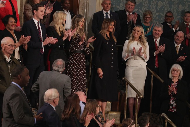 Baju putih diibaratkan sebagai simbol solidaritas, dan merupakan representasi kuat dari para wanita yang saat ini menjabat. Di antara mereka yang mengenakan warna putih adalah Alexandria Ocasio-Cortez, Ana Maria Archila, dan Nancy Pelosi. Politikus pria, Dean Phillips juga mengenakan setelan putih, sedangkan pemimpian pria lainnya mengenakan pita putih sebagai bentuk dukungan. Foto: Getty Images