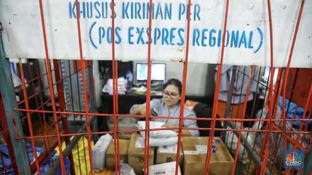 Pak Pos Berjuangan Melawan Senja Kala