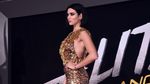 Sexy In Gold! Kecupan Mesra Dua Lipa