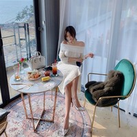 Wanita yang sering tampil di situs streaming Afreeca TV itu juga punya gaya busana yang menarik. Selain tampil seksi, ia sesekali terlihat elegan dengan padanan baju bernuansa netral. Foto: Instagram @cxxsomi