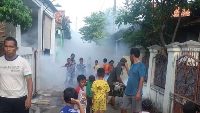 Warga Kampung Bahagia Bekasi Urunan Fogging demi Cegah DBD