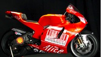 Menarik ke 10 tahun terakhir, Ducati telah mengusung sasis serat karbon yang membungkus mesin V4 pada Desmosedici GP9. Secara teori, serat karbon membuat motor lebih enteng dan kaku sehingga dianggap lebih stabil daripada model sebelumnya. Foto: MotoGP