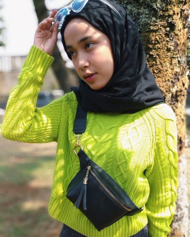 Gaya khas lainnya dari Indy adalah oversized jacket atau sweater. Busana berukuran oversized memang sedang jadi favorit banyak orang. Baju seperti ini juga cocok dipakai hijabers karena tidak memperlihatkan bentuk tubuh. Foto: Instagram/Indyratnap