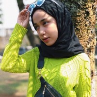 Gaya khas lainnya dari Indy adalah oversized jacket atau sweater. Busana berukuran oversized memang sedang jadi favorit banyak orang. Baju seperti ini juga cocok dipakai hijabers karena tidak memperlihatkan bentuk tubuh. Foto: Instagram/Indyratnap