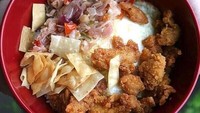 Warunk Mangkal cocok buat tempat nongkrong sambil memanjakan lidah. Di sini ada mie sambal matah yang disajikan lengkap dengan telur mata sapi. Coba juga mie soto dengan iga sapi yang empuk dan berlimpah.