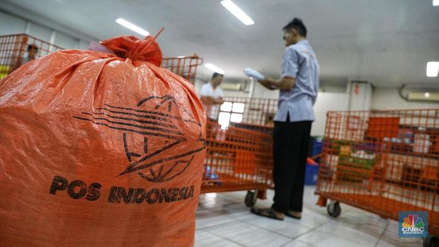 Pak Pos Berjuangan Melawan Senja Kala