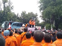 Curhat Pak Pos: Gaji Ditunda, Gaji Bos Lebih dari Rp 50 Juta