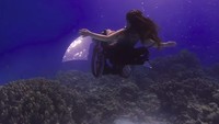 Kamu bergerak dengan cara yang berbeda saat menyelam karena kamu duduk di kursi. Rasanya sangat indah, sensasi kebebasan luar biasa, kata Sue dalam wawancara dengan BBC. (Foto: Youtube/BBC Three)