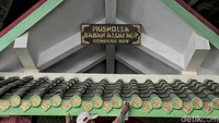 Beragam ornamen dan dekorasi musala itu pun semakin menambah kuat nuansa oriental di masjid tersebut. Salah satunya, penggunaan papan nama musala yang banyak ditemukan di bangunan maupun rumah bergaya oriental.