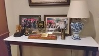 Ruang kerja Prabowo memang menarik. Ruangan yang dipenuhi ornamen, lukisan, buku-buku hingga cinderamata-cinderamata itu menunjukkan hobi, kekaguman dan sosok seorang Prabowo Subianto. 