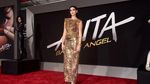 Sexy In Gold! Kecupan Mesra Dua Lipa