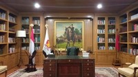 Capres Prabowo Subianto memiliki ruang kerja yang cukup besar di kediamannya. Ruang kerja tersebut dipenuhi buku, pedang, hingga medali yang diperoleh sang capres. 