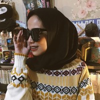 Indy yang masih berusia 17 tahun itu memakai hijab di kesehariannya. Gayanya kekinian dan stylish sehingga seringkali mencuri perhatian netizen.  Indy sering terlihat memakai hijab polos baik berbentuk pashmina maupun segi empat. Gayanya bisa dicontek untuk para remaja yang ingin belajar berhijab. Foto: Instagram/Indyratnap
