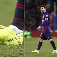 Lionel Messi memakai sepatu keluaran Adidas saat membela FC Barcelona melawan Valencia CF di La Liga, Barcelona, Spanyol, Sabtu (2/2/2019). Selain namanya, sepatu berwarna kuning tersebut juga dihiasi tulisan nama anaknya, Thiago. (Foto: Getty Images)