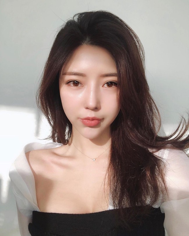 Foto itu sempat jadi perbincangan karena Yoona tak biasanya mengenakan busana yang sangat terbuka. Namun tak lama netizen pun menemukan jika wanita dalam foto tersebut bukanlah Yoona namun selebgram Choi Somi. Foto: Instagram @cxxsomi