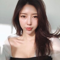 Foto itu sempat jadi perbincangan karena Yoona tak biasanya mengenakan busana yang sangat terbuka. Namun tak lama netizen pun menemukan jika wanita dalam foto tersebut bukanlah Yoona namun selebgram Choi Somi. Foto: Instagram @cxxsomi