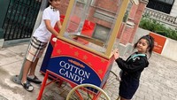 Kompak juga bersama Lova, Kenzy malah pose pura-pura jadi penjual cotton candy. Hihi, ada-ada saja ya! Foto: Instagram kenzy_taulany