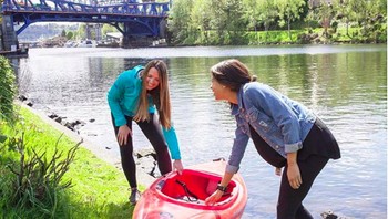 Karyawan pun bisa menikmati berlayar di perahu karena dekat dengan sungai. (Foto: Instagram/lifeatgoogle)