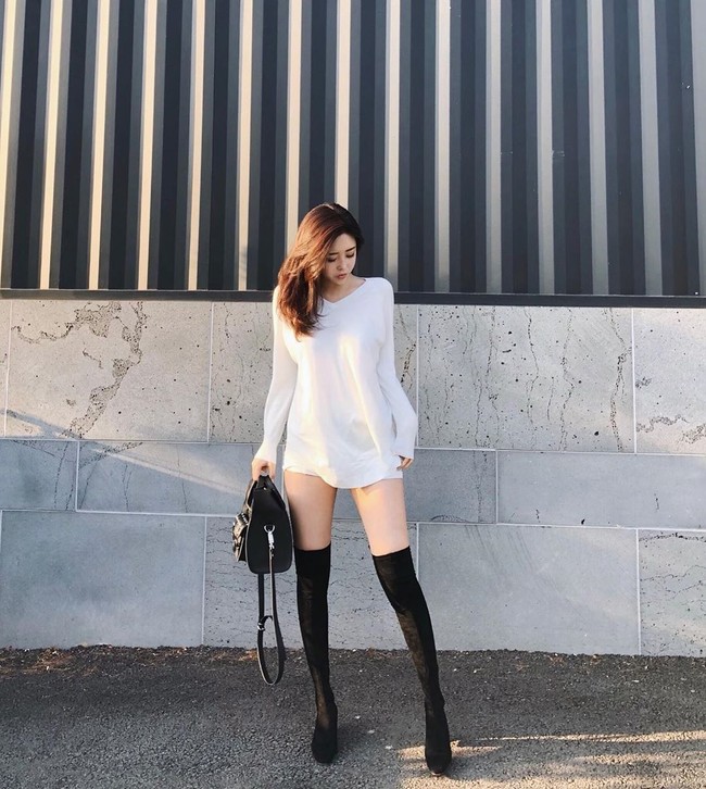 Di Instagram pun Choi Somi kerap memamerkan penampilannya yang seksi. Tak jarang ia posting foto ketika tengah menggunakan busana terbuka hingga baju renang. Foto: Instagram @cxxsomi