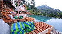 Tersedia kursi untuk santai di tepi kolam renang (Wisma Putra/detikTravel)