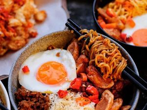 Tempat Makan Mie Instan Kekinian Hingga Gaya Angie Ang Saat Kulineran