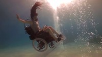 Ingin membuktikan bahwa disabilitas bukan sesuatu yang merendahkan, Sue berusaha menyelam dengan kursi rodanya di Laut Merah. (Foto: Youtube/BBC Three)