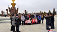 Tak lupa kegiatan foto menjadi hal wajib yang dilakukan saat merayakan tahun baru Imlek. KCNA via Reuters.