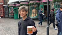 Selain churros, Kenzy tak lewatkan cicip butterbeer saat bermain di Jepang. Manis banget ya senyumnya? Foto: Instagram kenzy_taulany