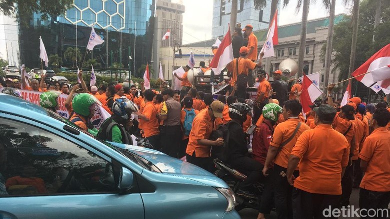 Pegawai Pos Masih Bertahan di Depan Kantor BUMN Pegawai Pos Masih Bertahan di Depan Kantor BUMN