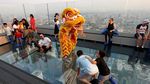 Seru! Barongsai Beraksi di Lantai Kaca Skywalk