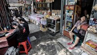 Seorang warga keturunan Tionghoa berjualan di sebuah warung klontong sederhana di kawasan Glodok, Jakarta Barat.
