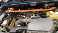 Exhaust diubah menjadi konfigurasi 4-1 menggunakan bahan galvanis, busi Iridium, Voltage Stabilizer, Throttle Control, dan custom strutbar, urai Hendra. Foto: Ridwan Arifin