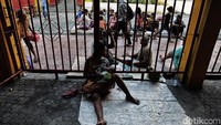 Begitu dekatnya budaya mereka di Nusantara, puluhan pengemis mengais rejeki di Klenteng Petak Sembilan Glodok.