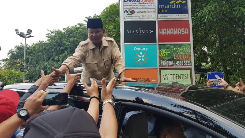 Viral Prabowo Tepak Tangan Seseorang Saat Konvoi, BPN Jelaskan Persoalannya Viral Prabowo Tepak Tangan Seseorang Saat Konvoi, BPN Jelaskan Persoalannya