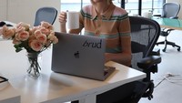 Berpose di depan laptop sambil menikmati segelas hot chocolate. Bermuda ini sudah tampak seperti manusia sungguhan ya? Foto: instagram @bermudaisbae