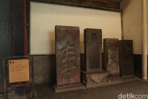 Berbagai peninggalan bersejarah berupa batu prasasti juga dipamerkan di mansion ini. Yang paling favorit adalah batu prasasti dari Dragon Lady. (Bonauli/detikTravel) Berbagai peninggalan bersejarah berupa batu prasasti juga dipamerkan di mansion ini. Yang paling favorit adalah batu prasasti dari Dragon Lady. (Bonauli/detikTravel)