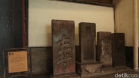 Berbagai peninggalan bersejarah berupa batu prasasti juga dipamerkan di mansion ini. Yang paling favorit adalah batu prasasti dari Dragon Lady. (Bonauli/detikTravel)