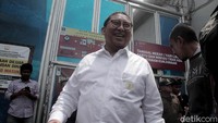 Mengenakan pakaian putih, Fadli Zon mengatakan akan melepas Dhani yang akan dipindah ke Jawa Timur untuk menjalani sidang perkara dugaan pencemaran nama baik pada Kamis (7/2/2019) mendatang.